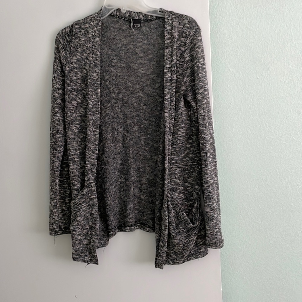 A long cardigan for spring days.